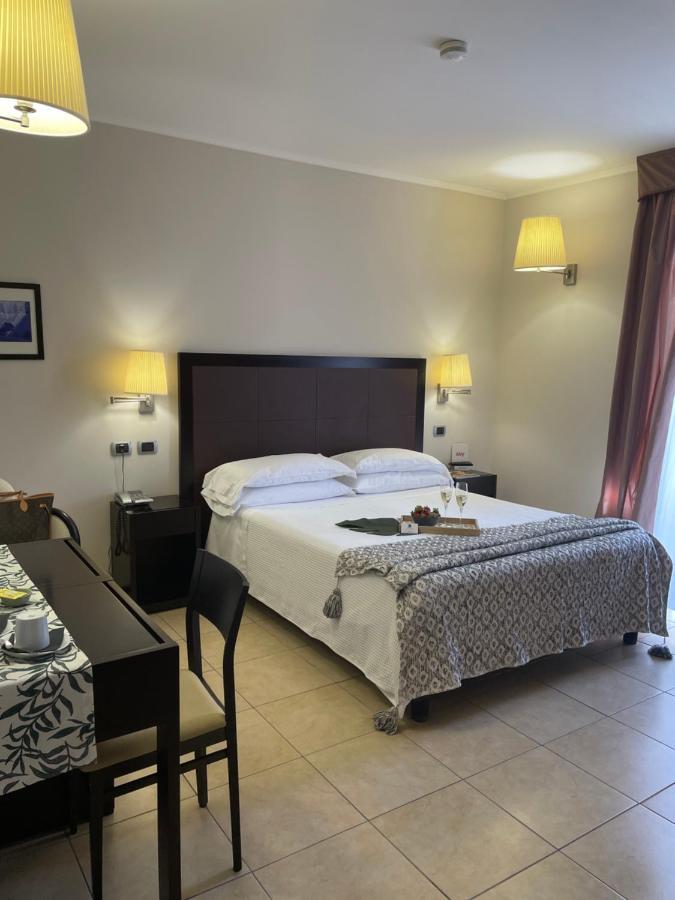 Deluxe Double Room with Side Sea View,1258844467:JPEG